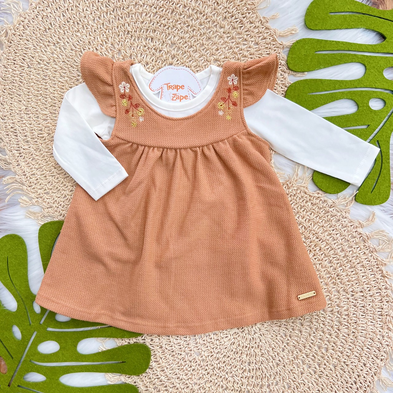 Conj. Blusa Manga Longa e Salopete com Flores Bordadas - Marrom e Off White
